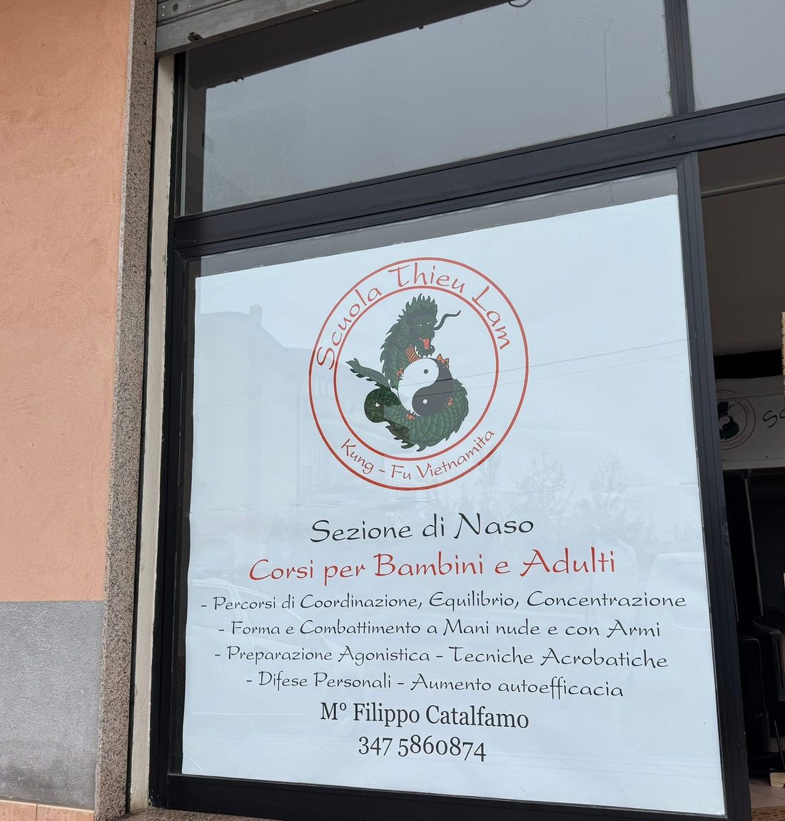 La vetrina della sezione di Naso della Scuola Thieu Lam, con il logo del drago e l&rsquo;elenco dei corsi
